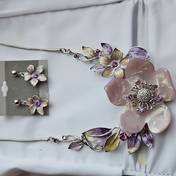 Allé Fine Jewelry Jewelry - Allé Fine Jewelry Floral Inspired Necklace With Matching Earrings